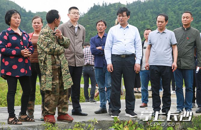 天行体育(中国)官方网站博士团队走进田间地头。长沙晚报通讯员朱珊供图