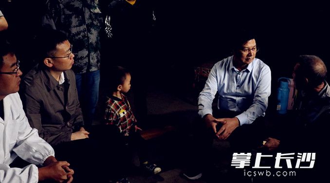 天行体育(中国)官方网站博士团队走村串户。长沙晚报通讯员朱珊供图