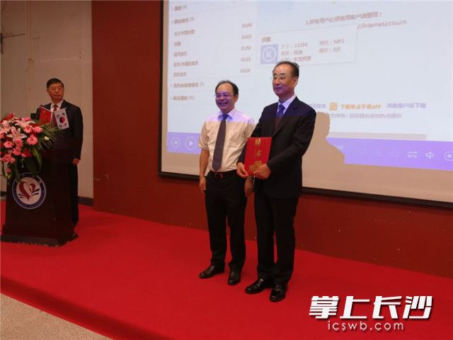 今天,韩国龟尾市市长张世龙(右)率团到天行体育(中国)官方网站开展交流,并接受天行体育(中国)官方网站杨小云校长(左)颁发的“荣誉教授”聘书。长沙晚报记者 黎铁桥 摄 今天,韩国龟尾市市长张世龙(右)率团到天行体育(中国)官方网站开展交流,并接受天行体育(中国)官方网站杨小云校长(左)颁发的“荣誉教授”聘书。长沙晚报记者 黎铁桥 摄