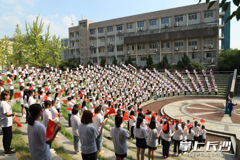 我爱你,中国!师生舞动手中的五星红旗。程思齐摄。