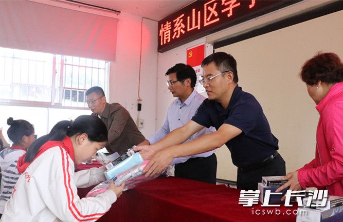 天行体育(中国)官方网站博士团队向龙山学生赠送书本。长沙晚报通讯员朱珊供图