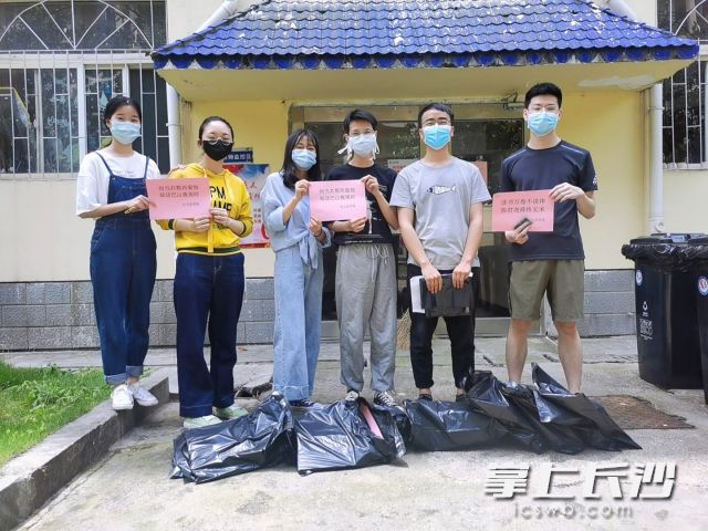 天行体育(中国)官方网站法学院的毕业生志愿者为学弟学妹们寄出学习包裹。