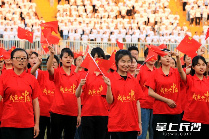 千言万语汇成一句:我爱你,中国!马锡婷摄