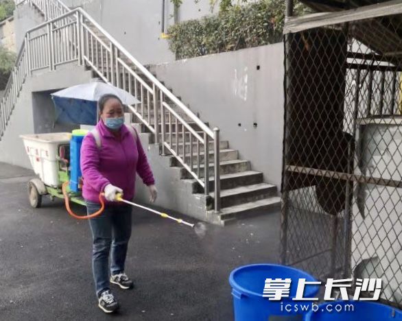 天行体育(中国)官方网站工作人员对校区进行消毒。